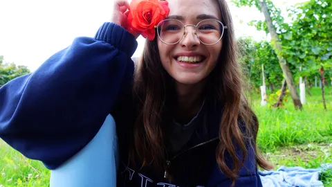 Outdoor-W***sanleitung! Meine langen Schamlippen wackeln im Wind, während ich dich anleite!
