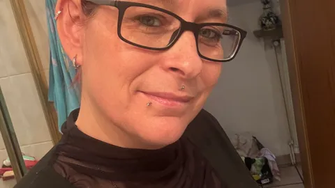 Erst mit Handvibrator geil gemacht und dann hart genommen