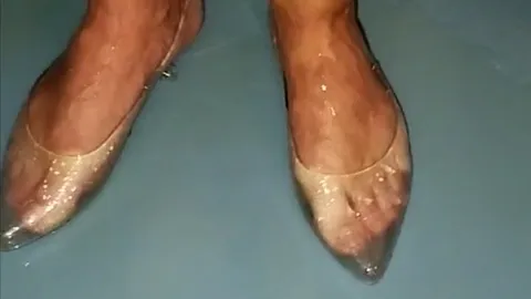 Natursekt in der Dusche mit Windelhose, Latex String, Latex Handschuhe und transparente Schuhe