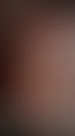 Ich knie in doggy vor ihm, hart und bestimmt stößt er immer wieder in meinen engen a***h und dehnt mich🥵💦