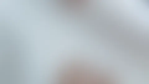 Dein warmer Strahl ist die einzige Dusche, die ich heute brauche. Ich will den Geruch von deinem Urin den ganzen Tag an meiner Haut haben. Wenn du fertig bist, lecke ich die Tropfen von meinen Zehen,