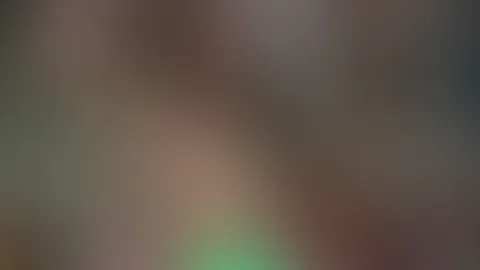 Splitternackt saß ich im Schneidersitz vor meinem Bücherregal. Nur das leuchtende Buch versteckt meine Scham - ansonsten ist alles zusehen 😅