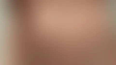 Meine Brustwarzen sind gerade hart und meine m****i ist feucht 🥵... Ich will deine Zunge überall auf ihnen haben. 👅 Würdest du sie lutschen, Papa? 😏🚨