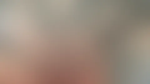 Schau dir meine geile F***e in Nahaufnahme an, wie sie auf meinem ganz speziellen Dildo reitet 😏🍑💦. Was denkst du darüber?