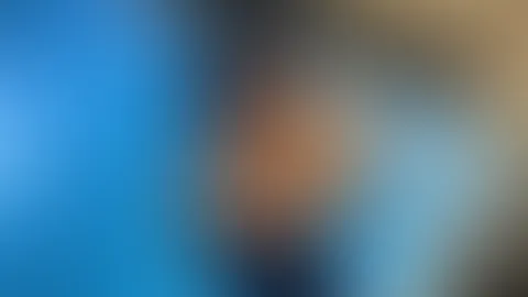 Lasst uns an diesem heißen Tag zusammen im Pool schwimmen!