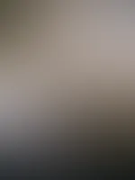 Einfach ganz locker auf der Couch sitzen, nur mit einem Tanga đ„”
