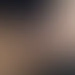 Im Tanga auf Sofa hängen und in den Schlitz ziehen