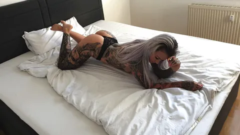 Ein Tag im Bett mit heißen Dessous