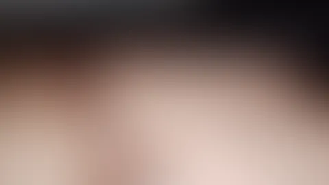 Hartes Fingern am Badezimmerboden