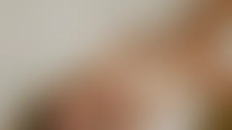 Blonde S******e gibt am Bett einen Blowjob