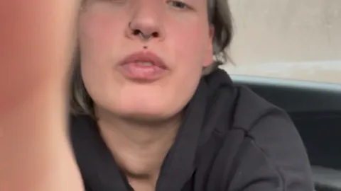 Nackt im Auto mit Toy