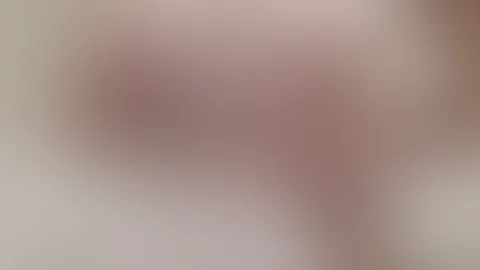 In der Badewanne Spaß haben mit Dildo