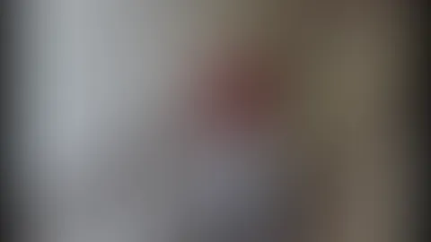 Ich kann es einfach nicht mehr halten. Ich muss so dringend p**sen, aber ich darf einfach nicht. Mein Herr hat es mir verboten. Und dann passiert es. In aller Öffentlichkeit p**se ich mir mitten im Tr