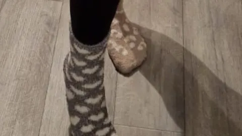 +Overknees und Kuschelsocken + hier bekommst du mich komplett NACKT zu sehen in Overknees und dazu noch Socken an meinen Füßen . 🔥 Ich bin komplett nackt ! Also wenn du auf eine sexy Frau mit geilen