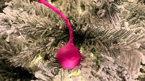 Liebeskugel statt weihnachtliche Baumkugeln