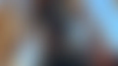 Schau zu mir hoch — das ist der einzige Winkel, den du je bekommen wirst. Leder umschließt jede Kurve, die du niemals berühren darfst. Ich sitze über dir, über deinen Fantasien, über deinem erbärmlich