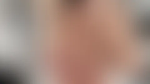 Ich stehe nackt vor dem Spiegel und spiele an meinen geilen Kurven, dann setze ich mich hin und öffne langsam die Beine für dich. Na macht das Lust auf mehr?😈