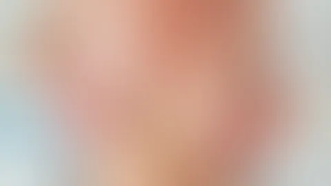 Ups. Was ist denn da auf meinen Boobs? Wie kommt das denn dahin? đ€đ