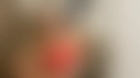 Ein kurzer Spiegelblick… und plötzlich wird es ein bisschen heißer hier. 😏Manchmal reicht ein Lächeln, ein paar Kurven und der richtige Moment, um die Fantasie anzuregen. 🔥Ich frage mich… woran denk