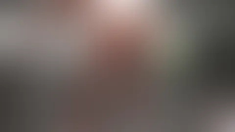 SERIE "NACKTE HAUSARBEIT" Badewanne putzen und beobachtet werden