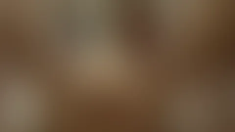 Geile Priselvis wird im Bett schnell gef**kt und auf die P***y gespritzt