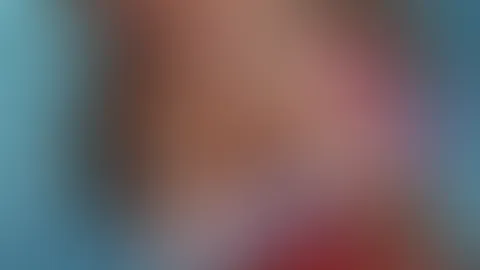Wenn es so heiß wird ziehen wir uns am besten erstmal aus! Machst du mit? Nackt im Pool?