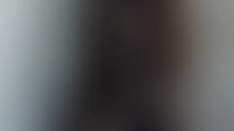 Uff⊠lass diesen Montag leicht und schnell sein đ Ich bin heute in Befehlslaune. Keine Verzögerungen, keine Launen â nur Gehorsam und Genuss. Und du, mein braver Junge⊠bereit, mir von frĂŒh an zu geh