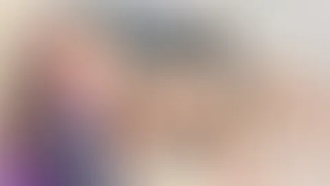 Enge Muschidehnung mit riesigem Dildo
