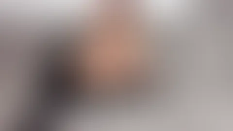 Ich weiß, du kannst von diesem Anblick nicht genug haben. Lass uns zusammen den Plug einführen, ich lutsche ihn sogar für dich! 😏 Immer wieder ziehe ich den Plug langsam heraus & stoße ihn dann genüs