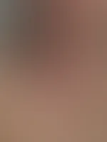 Ich bin duschen & bitte dich mir den Rücken ordentlich einzuseifen. Dabei wirst du richtig geil auf mich. Ich gehe auf die Knie und nehme deinen S*****z tief in meinen Rachen. Du hälst es nicht mehr a