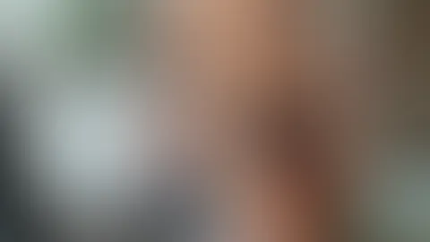 Eine schmutzige Brünette mit großen Brüsten lutscht tief und masturbiert sich zum Orgasmus.