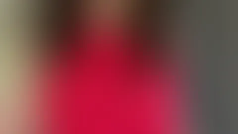Ich trage ein rotes Kleid, Heels und Strümpfe und fingere meine M****i
