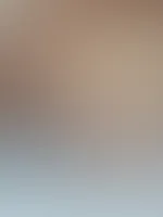 Ich wache auf, nackt und voller Lust. Meine Brüste sind weich und schwer, wie für dich gemacht. Komm, genieße den Morgen mit mir.