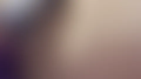 geiler Ritt mit Plug im A***h bis zum Orgasmus, geil wie sie sich um ihn herum zusammen zieht