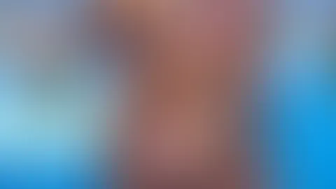 Trinken wir auch einen Cocktail im Pool? Schreib mir, bin jetzt online!