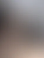 Nacktes Sonnenband auf dem Balkon
