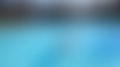 Spass am Pool - mit meinem Gummidelphin ab in den Pool