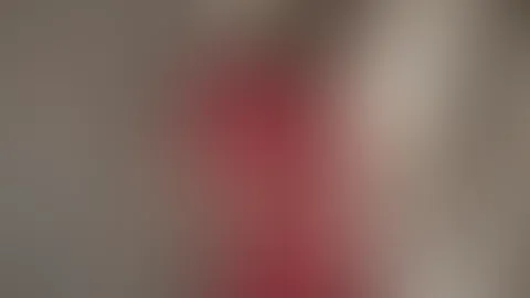 Alleine auf dem Dachboden - bekleidet in einem Minirock und einer roten Bluse, die ich gant langsam für dich öffne. Dazu diese sinnliche Blick und diese verführerischen roten Lippen 💋  Wie lange könn