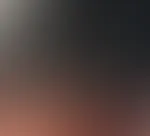 Ich spüre den festen Sitz des Stoffs, wie die Spitze sich an meine Haut schmiegt und ihre Zartheit mit einem prickelnden Versprechen verbindet. Die goldenen Ketten ziehen sich wie eine Spur über meine