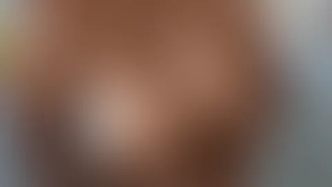 In diesem sinnlichen Video zeige ich dir, wie ich unter der erfrischenden Dusche meine prallen Brüste verwöhne. Das warme Wasser gleitet über meine Haut, während meine Hände sanft über meine Titten gl
