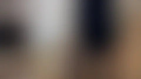Ich liebe diese Strümpfe. Von vorne artig und von hinten soo heiss.oder ist der Rock doch etwas zu kurz für die Arbeit…?