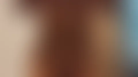 “Ich überlege ja, heute nackt auf dem Balkon zu schlafen… 😏 Das Einzige, was mich davon abhält, ist die Angst, dass der Nachbar plötzlich nicht mehr einschlafen kann. Dann heb ich mir den Anblick doc