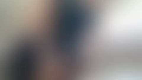 Raus aus dem engen Satinkleid und M****i blank