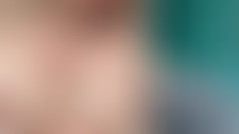 Schau ruhig genauer hin … Ich weiß genau, was deinen Blick festhält. Wenn sie dir jetzt schon den Kopf verdrehen, solltest du dieses Bild ganz für dich haben 🔥