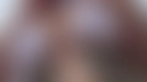Langsam lasse ich die kühle Creme zwischen meinen Brüsten hinunterlaufen, verteile sie genüsslich, kreise mit den Fingern über meine weichen Kurven, bis alles schön glatt und glänzend ist. Schau genau