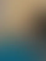 So sitze ich auf dem Bett - halb angezogen, voll in Stimmung! Und vielleicht zu viele Gedanken, die du gerne erraten darfst. Würdest du mich so lassen oder mich ausziehen?😇