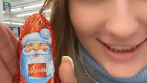 Hab mir zu feier des Tages bei LIDL einen Schokoladen Weihnachtsmann geholt und ihn mir zuhause in meine kleine P***y rein geschobenđ
đ
đ»đWĂŒnsche dir eine ganz schöne Weihanachtszeit đ