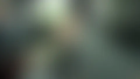 UPS! Im Auto war die M****I feucht! Während der fahrt war mir auf einmal so langweilig, da dachte ich mir, ich kümmere mich um meine FEUCHTE M****I! Das stört ja niemanden, wenn ich es mir während der