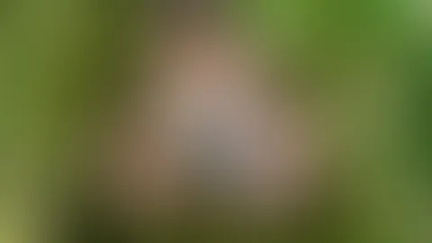 Meine nackten Titten schauen aus der Latzhose während ich mich im Wald hinknie