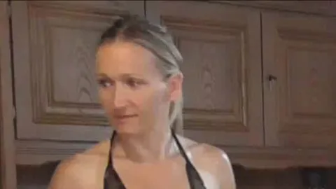 Den Herren mit dem Dildo verwöhnt